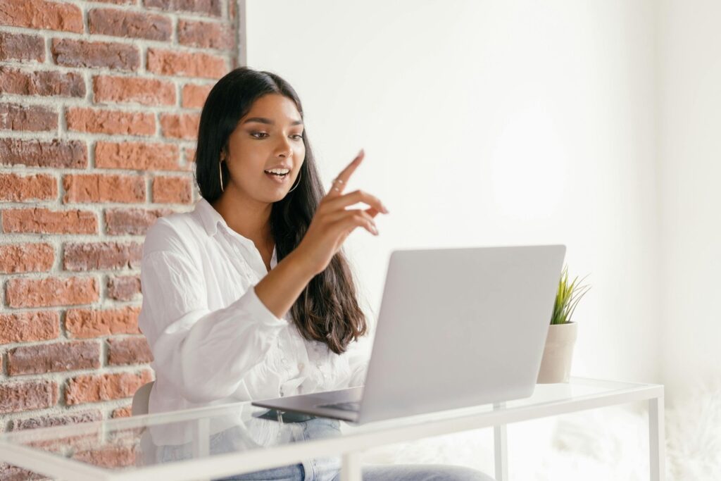 Personne qui apprend à passer les différents tests de français TEF, TEFAQ et TCF.